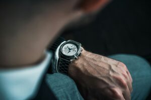 montre de luxe sur un poignt homme affaire, comment l'assurer ?